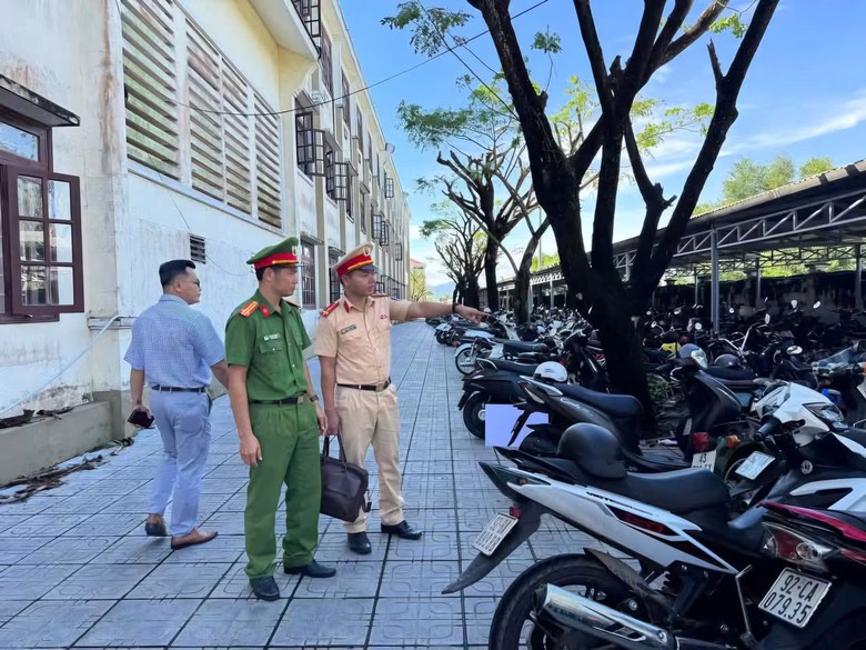 CSGT Đ&agrave; Nẵng kiểm tra b&atilde;i giữ xe quanh trường học, hướng dẫn học sinh l&aacute;i xe an to&agrave;n- Ảnh 1.