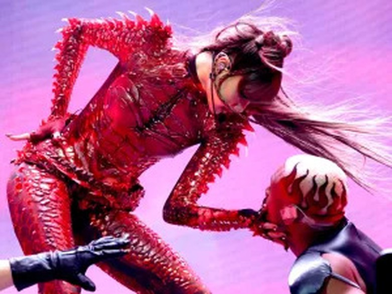 Lisa (BlackPink) xin lỗi về đoạn video g&acirc;y tranh c&atilde;i - Ảnh 4.