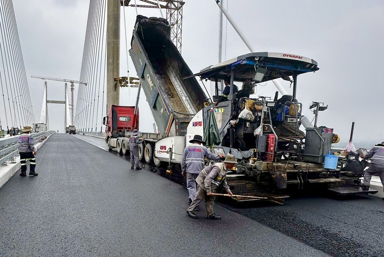 Đang thảm nhựa cầu Phước Khánh nối Đồng Nai - TP.HCM- Ảnh 6.