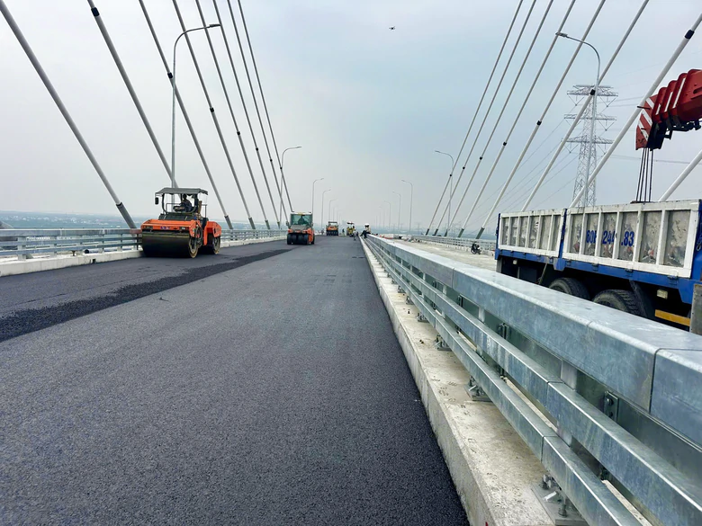 Đang thảm nhựa cầu Phước Khánh nối Đồng Nai - TP.HCM- Ảnh 4.