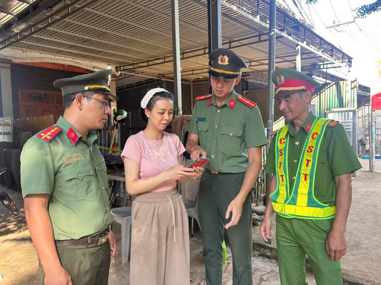 Công an tỉnh Lâm Đồng đưa pháp luật an toàn giao thông về với buôn làng- Ảnh 2.