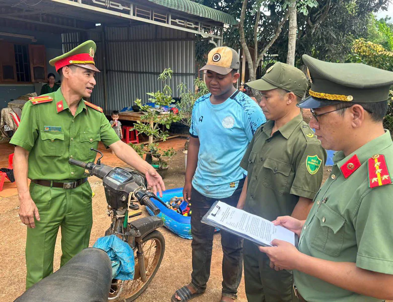Công an tỉnh Lâm Đồng đưa pháp luật an toàn giao thông về với buôn làng- Ảnh 1.