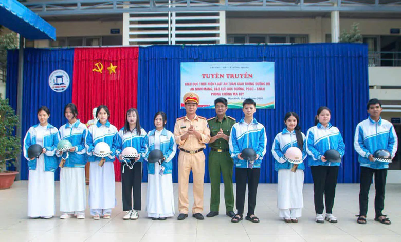 Hơn 2.100 học sinh Lâm Đồng được tuyên truyền pháp luật, an toàn giao thông- Ảnh 2.
