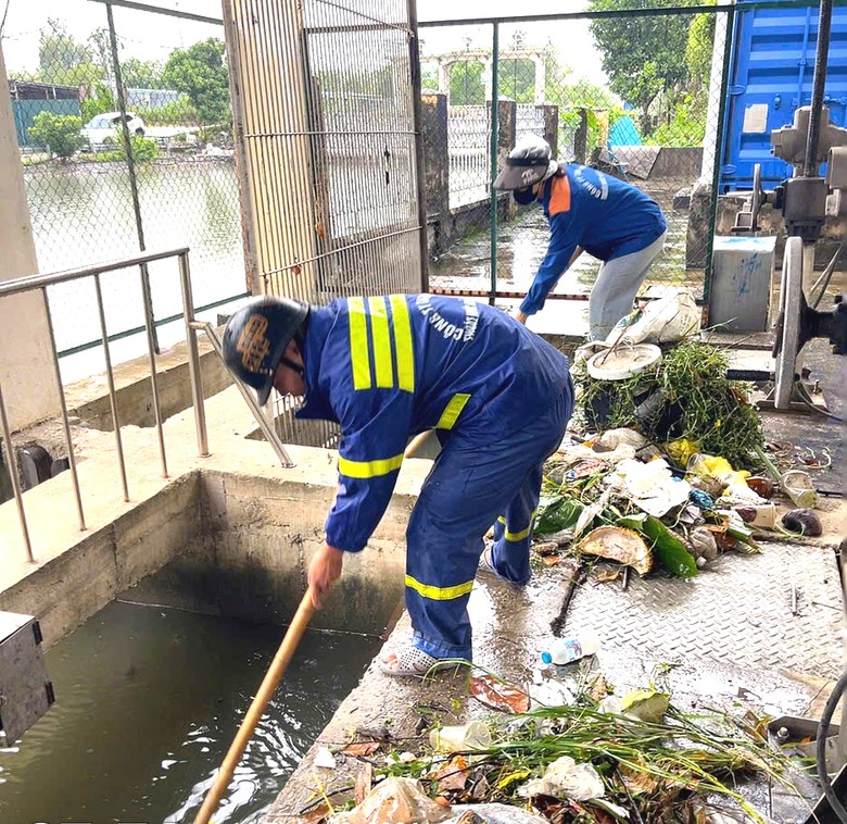 Mưa lớn, nhiều tuyến phố trung t&acirc;m Hải Ph&ograve;ng ngập cục bộ- Ảnh 3.