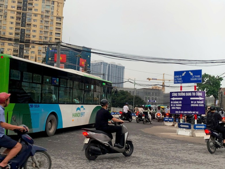 H&agrave; Nội th&iacute; điểm điều chỉnh giao th&ocirc;ng phố La Th&agrave;nh phục vụ thi c&ocirc;ng V&agrave;nh đai 1 - Ảnh 1.