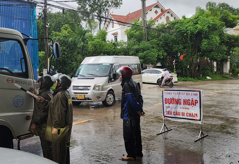 Ninh B&igrave;nh: Mưa lớn g&acirc;y ngập đường tỉnh 479, ph&acirc;n luồng giao th&ocirc;ng- Ảnh 1.