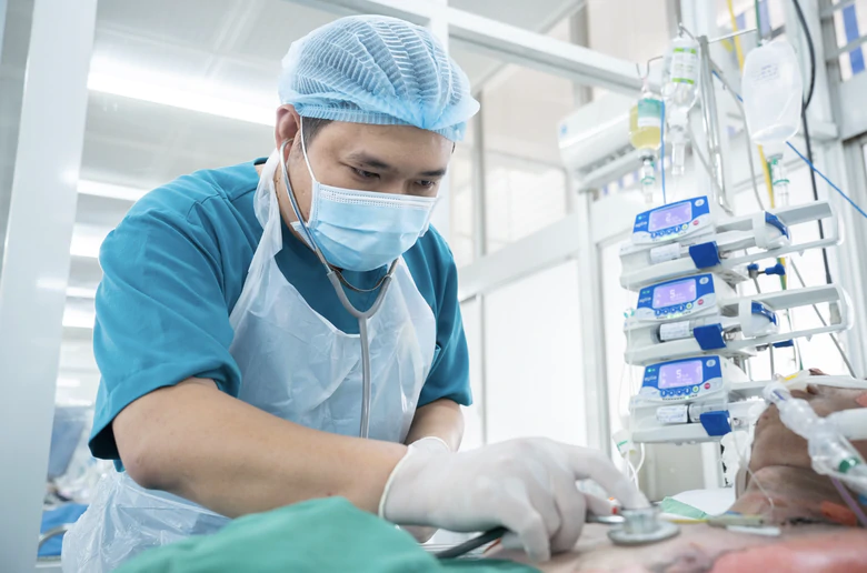 Nạn nh&acirc;n vụ ch&aacute;y nh&agrave; ở TP.HCM: Người bỏng 45% cơ thể, người phải thở m&aacute;y- Ảnh 2.