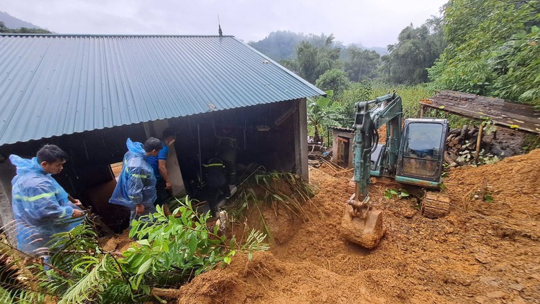 Ph&uacute; Thọ: Tập trung ứng ph&oacute; mưa lũ, khắc phục sự cố sạt lở đất nghi&ecirc;m trọng- Ảnh 1.