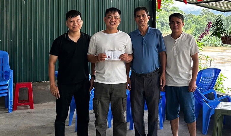 Thưởng n&oacute;ng người đ&agrave;n &ocirc;ng Nghệ An lao xuống d&ograve;ng lũ xiết cứu sống cụ b&agrave;- Ảnh 1.