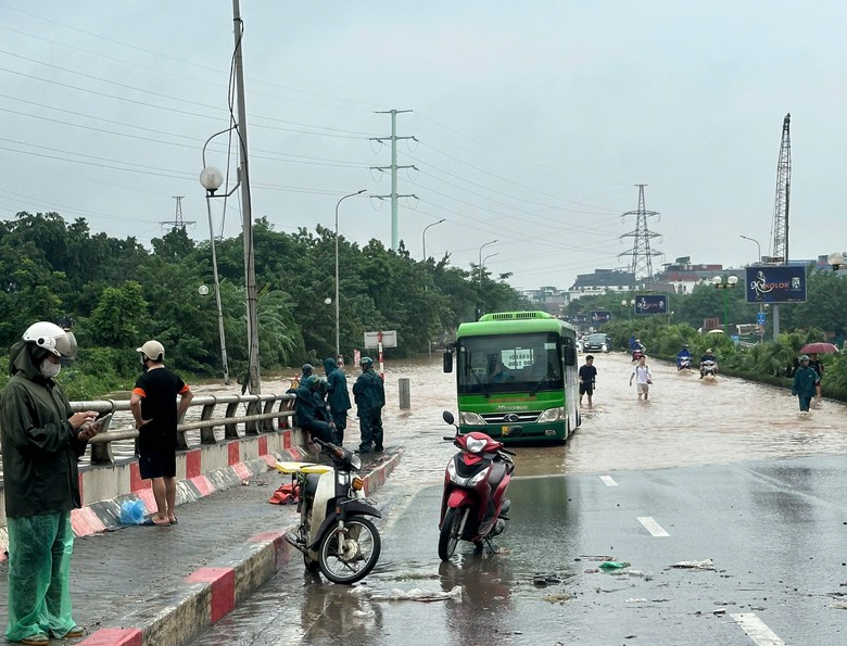H&agrave; Nội cấm phương tiện qua điểm ngập s&acirc;u 90cm - Ảnh 1.