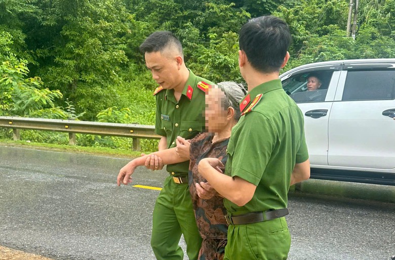 Thưởng n&oacute;ng người đ&agrave;n &ocirc;ng Nghệ An lao xuống d&ograve;ng lũ xiết cứu sống cụ b&agrave;- Ảnh 3.