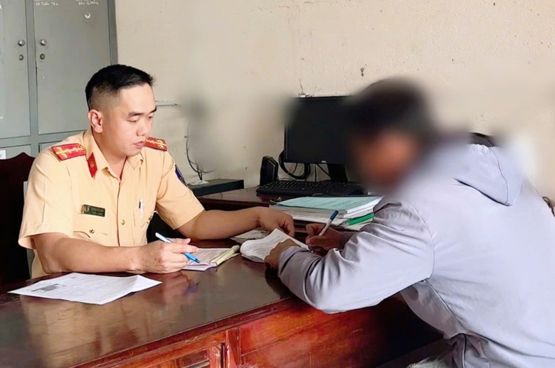 T&agrave;i xế xe kh&aacute;ch uống rượu bia vẫn l&aacute;i xe đi đổ dầu, bị CSGT ph&aacute;t hiện xử l&yacute;- Ảnh 2.