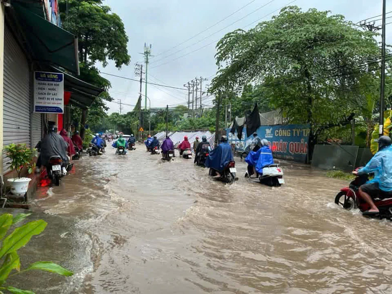 Mưa lớn vượt 180mm, Hà Nội dồn lực tiêu thoát nước- Ảnh 1.