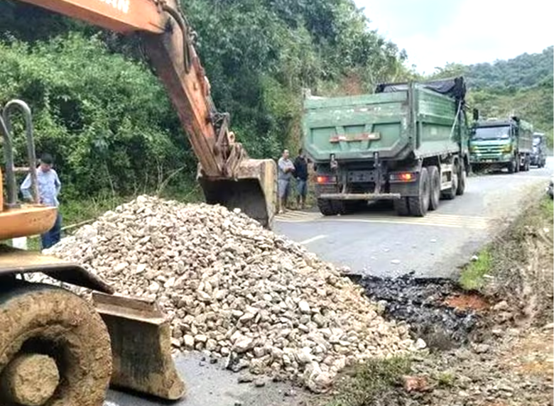 Nghệ An: Khẩn trương th&ocirc;ng tuyến c&aacute;c điểm sạt lở, hư hỏng do mưa lũ- Ảnh 2.