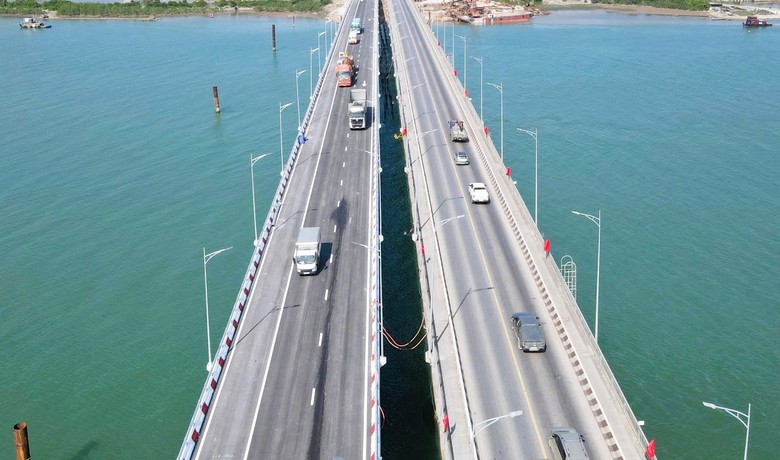 Quảng Trị: Thi c&ocirc;ng hạng mục thay gối cầu Gianh cũ, phương tiện lưu th&ocirc;ng thế n&agrave;o?- Ảnh 1.
