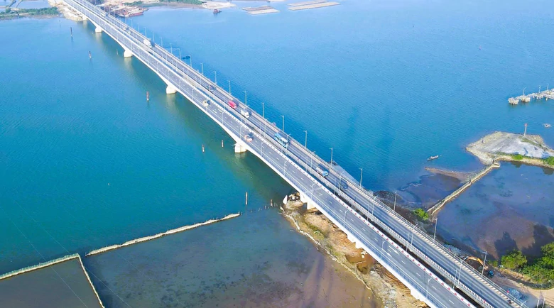 Quảng Trị: Thi c&ocirc;ng hạng mục thay gối cầu Gianh cũ, phương tiện lưu th&ocirc;ng thế n&agrave;o?- Ảnh 2.