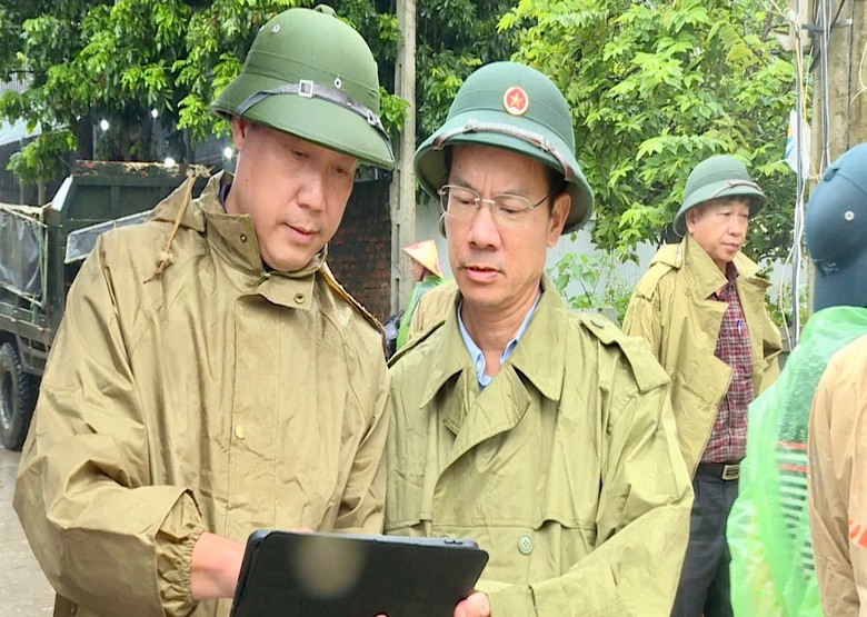 L&atilde;nh đạo H&agrave; Nội y&ecirc;u cầu bảo đảm tuyệt đối an to&agrave;n cho người d&acirc;n v&ugrave;ng ngập lụt - Ảnh 1.