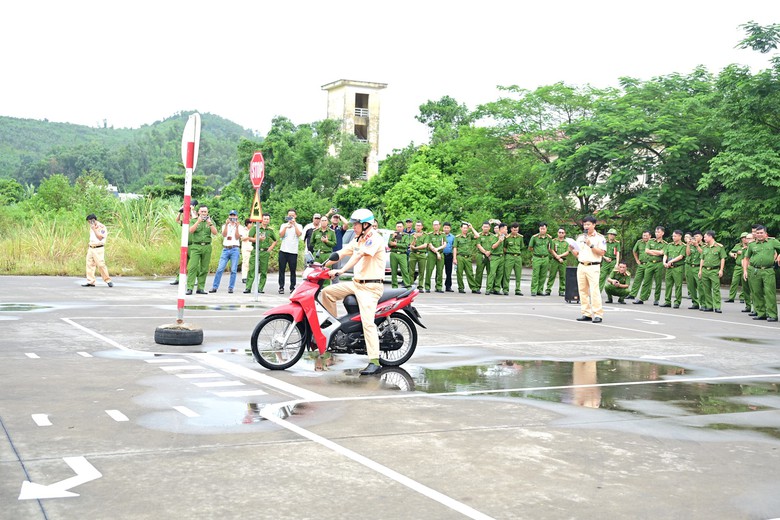 Gần 900 ‘tiểu giáo viên’ tham gia chiến dịch đào tạo lái xe mô tô an toàn ở Hải Phòng- Ảnh 3.