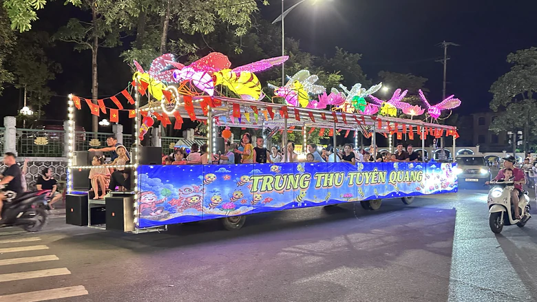 Mãn nhãn mô hình đèn Trung thu khổng lồ, lung linh trên đường phố Tuyên Quang- Ảnh 3.