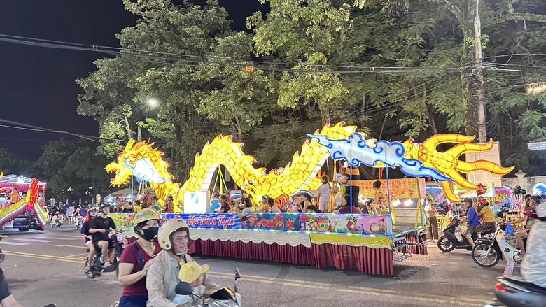 Mãn nhãn mô hình đèn Trung thu khổng lồ, lung linh trên đường phố Tuyên Quang- Ảnh 4.