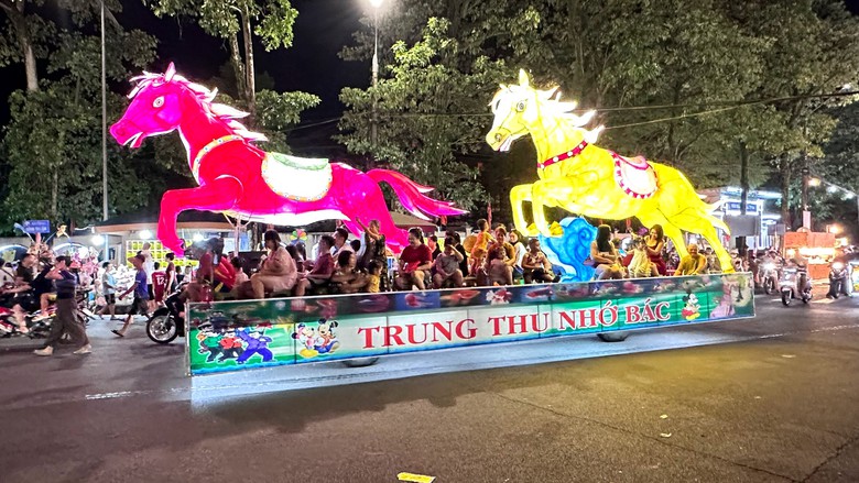 Mãn nhãn mô hình đèn Trung thu khổng lồ, lung linh trên đường phố Tuyên Quang- Ảnh 5.