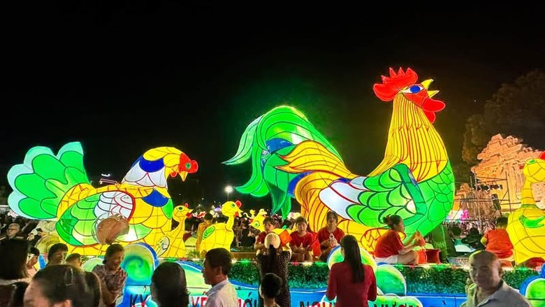 Mãn nhãn mô hình đèn Trung thu khổng lồ, lung linh trên đường phố Tuyên Quang- Ảnh 8.
