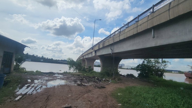 Vĩnh Long: Xe bán tải dưới kênh có xương người, giấy tờ mang tên người đàn ông 45 tuổi- Ảnh 5.