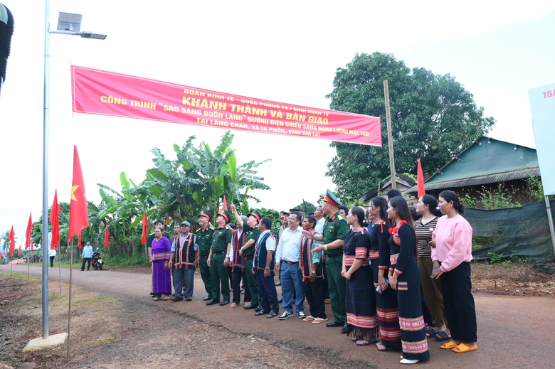 Gia Lai: Trao tặng 2,1km đường điện năng lượng mặt trời để thắp sáng đường làng biên giới- Ảnh 1.