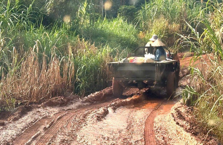 Công an Lâm Đồng vượt chục cây số đường sình lầy tuyên truyền pháp luật cho dân làng Dao- Ảnh 1.