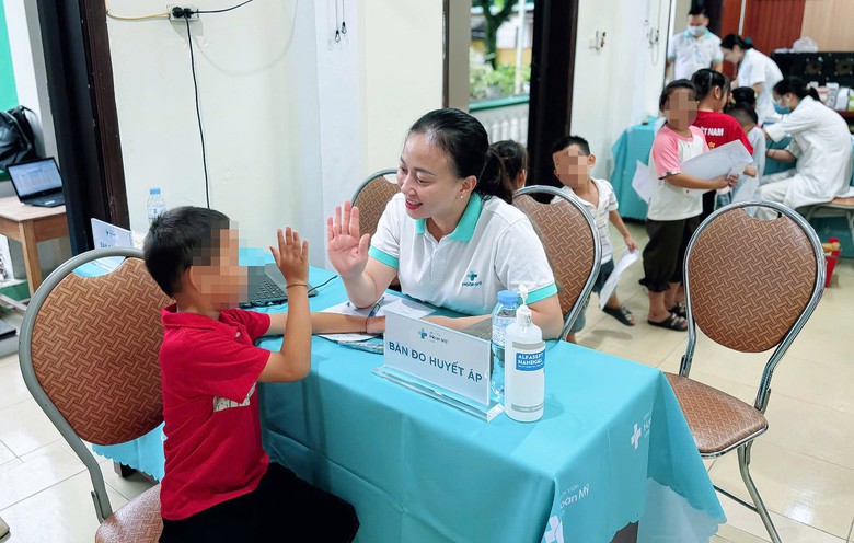Những người làm báo ở Nghệ An mang trung thu sớm cho trẻ em vùng sâu vùng xa- Ảnh 16.