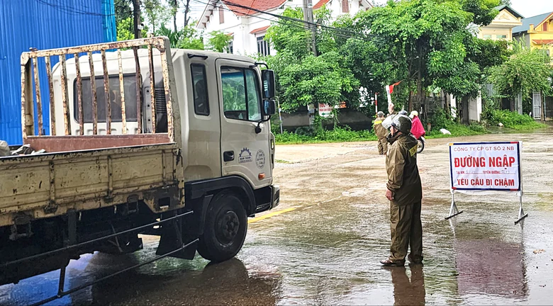 Ninh Bình cấm phương tiện qua đường tỉnh 477 ngập 0,5m do lũ sông Hoàng Long- Ảnh 1.
