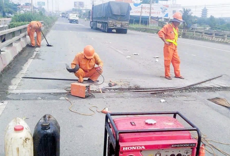 Kịp thời xử lý sự cố thanh sắt dài 3 mét nhô cao 25cm giữa mặt cầu Nước Trong trên QL51- Ảnh 1.