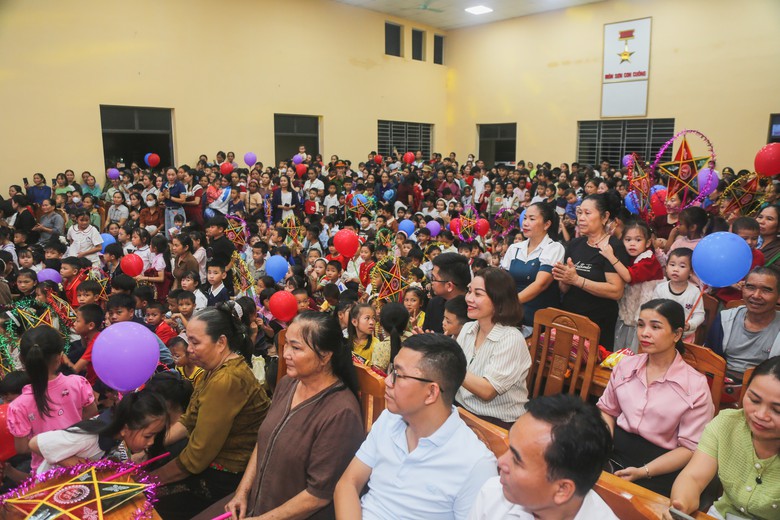 Những người làm báo ở Nghệ An mang trung thu sớm cho trẻ em vùng sâu vùng xa- Ảnh 5.