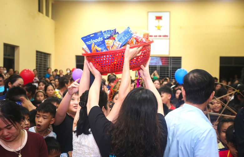 Những người làm báo ở Nghệ An mang trung thu sớm cho trẻ em vùng sâu vùng xa- Ảnh 13.