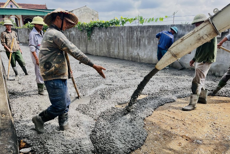 Đồng lòng góp sức, 15 hộ dân thôn Đức Trường làm mới 200m đường giao thông - Ảnh 1.