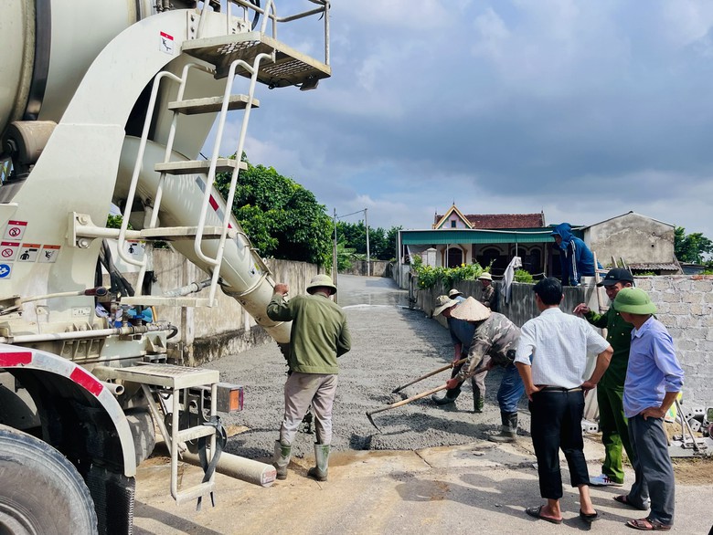Đồng lòng góp sức, 15 hộ dân thôn Đức Trường làm mới 200m đường giao thông - Ảnh 3.