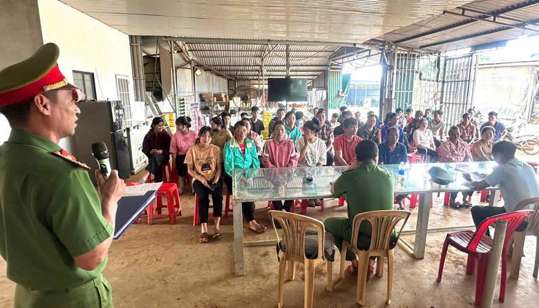 Công an Lâm Đồng vượt chục cây số đường sình lầy tuyên truyền pháp luật cho dân làng Dao- Ảnh 3.