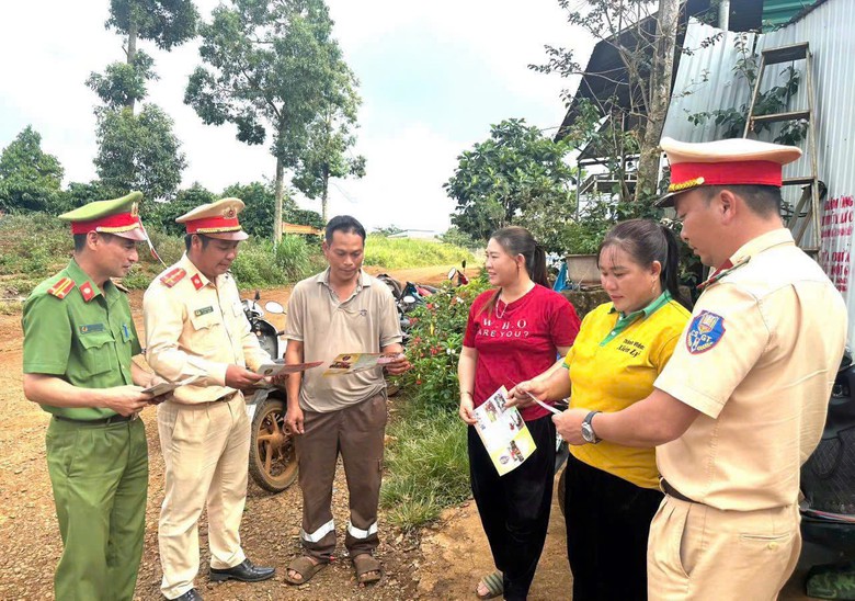 Công an Lâm Đồng vượt chục cây số đường sình lầy tuyên truyền pháp luật cho dân làng Dao- Ảnh 4.