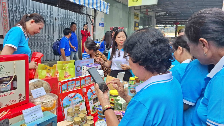 Cà Mau đẩy mạnh kinh tế số từ những mô hình thanh toán không dùng tiền mặt- Ảnh 1.