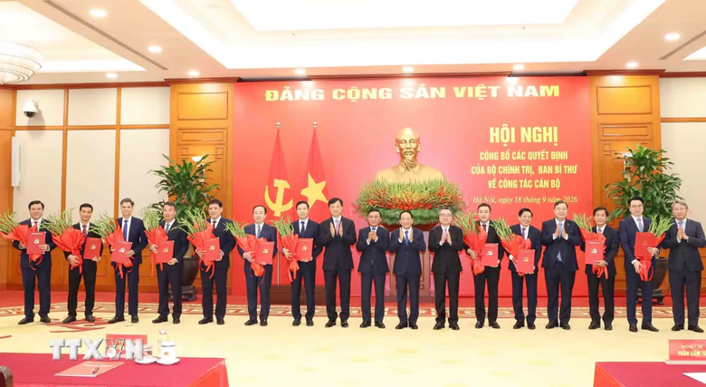 Hội nghị công bố 12 quyết định của Bộ Chính trị, Ban Bí thư về công tác cán bộ- Ảnh 2.