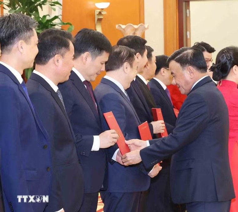 Hội nghị công bố 12 quyết định của Bộ Chính trị, Ban Bí thư về công tác cán bộ- Ảnh 1.
