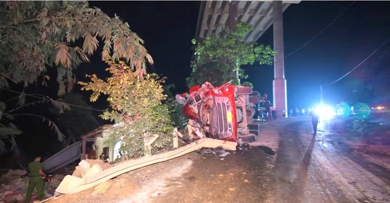 Xe đầu kéo lật đổ vào nhà dân ở Cao Bằng, 3 người tử vong- Ảnh 1.