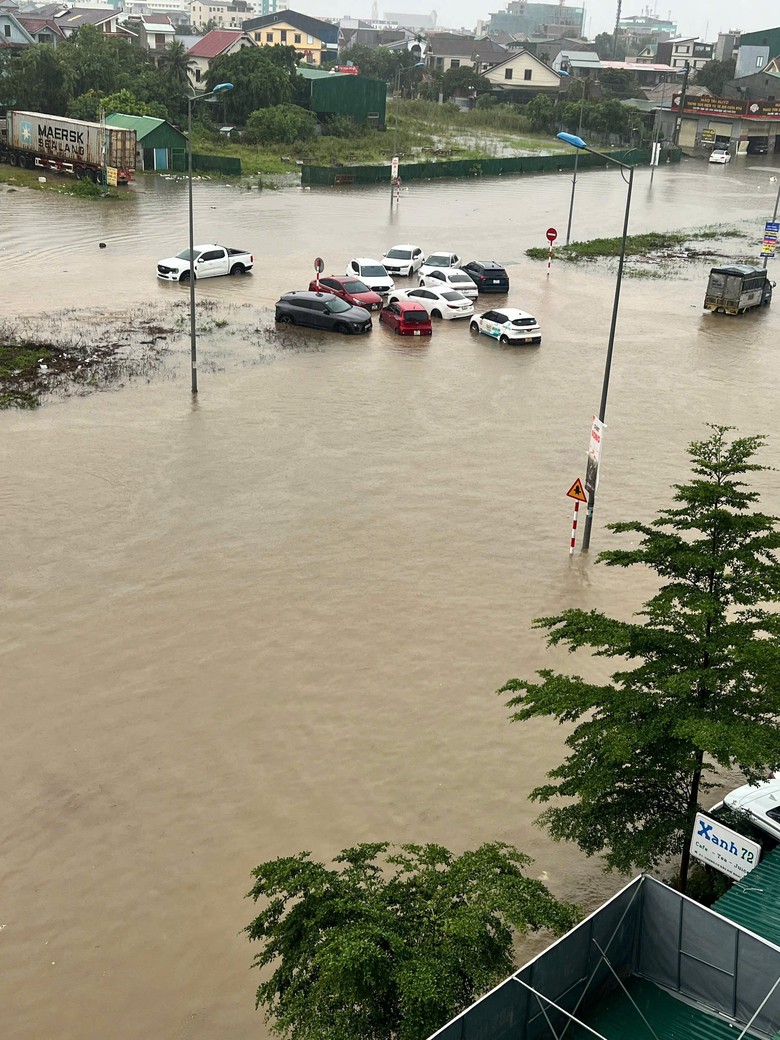 Nghệ An: Mưa lớn kéo dài, hàng loạt tuyến đường tại các phường trung tâm ngập hơn nửa mét- Ảnh 8.