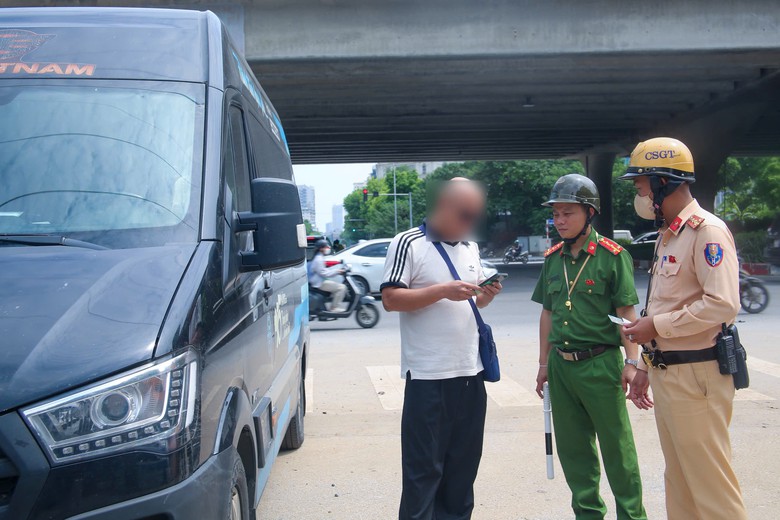 Hà Nội: CSGT bí mật ghi hình, xử lý loạt xe Limousine đón trả khách vi phạm- Ảnh 3.