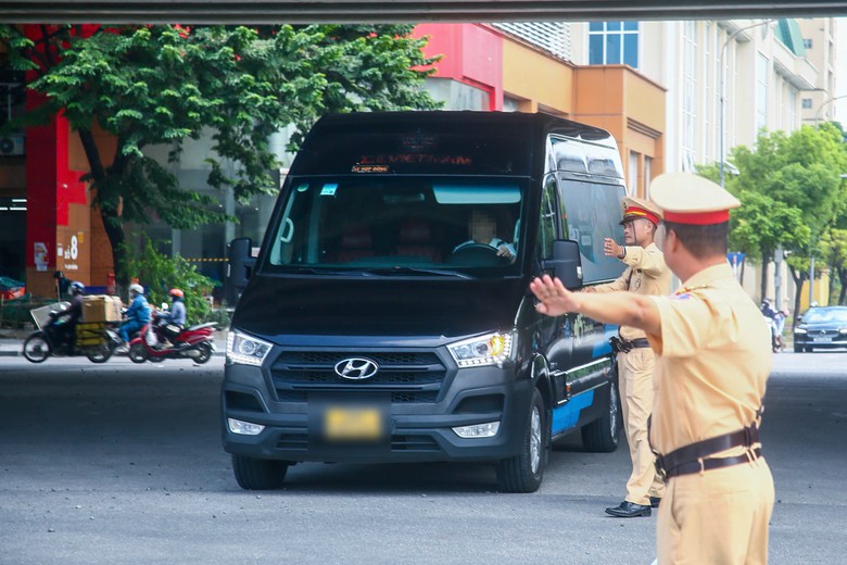 Hà Nội: CSGT bí mật ghi hình, xử lý loạt xe Limousine đón trả khách vi phạm- Ảnh 1.