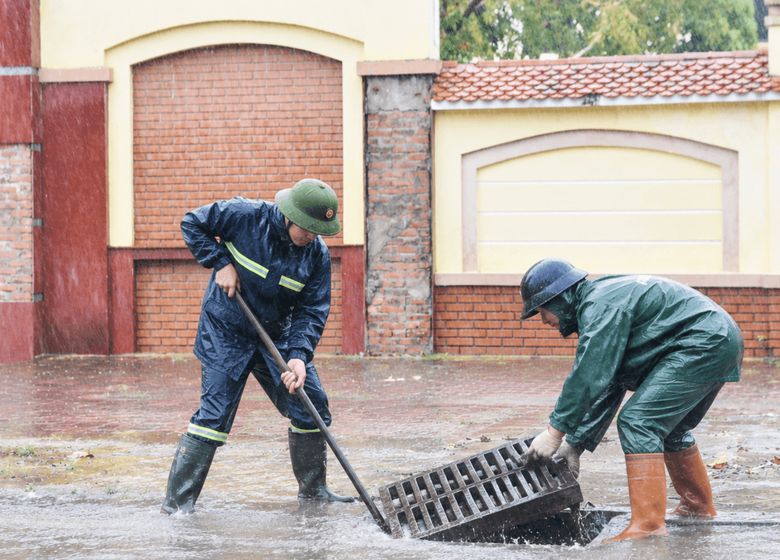 Nghệ An: Mưa lớn kéo dài, hàng loạt tuyến đường tại các phường trung tâm ngập hơn nửa mét- Ảnh 13.