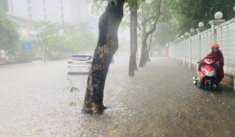 Nghệ An: Mưa lớn kéo dài, hàng loạt tuyến đường tại các phường trung tâm ngập hơn nửa mét- Ảnh 11.