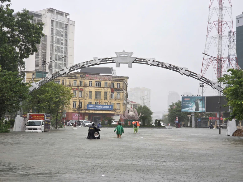 Nghệ An: Mưa lớn kéo dài, hàng loạt tuyến đường tại các phường trung tâm ngập hơn nửa mét- Ảnh 10.
