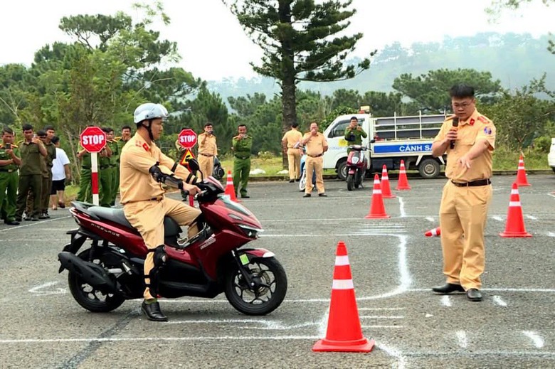 Lâm Đồng tập huấn lực lượng nòng cốt đào tạo kỹ năng lái xe an toàn- Ảnh 1.