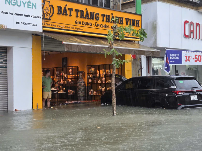 Nghệ An: Mưa lớn kéo dài, hàng loạt tuyến đường tại các phường trung tâm ngập hơn nửa mét- Ảnh 2.